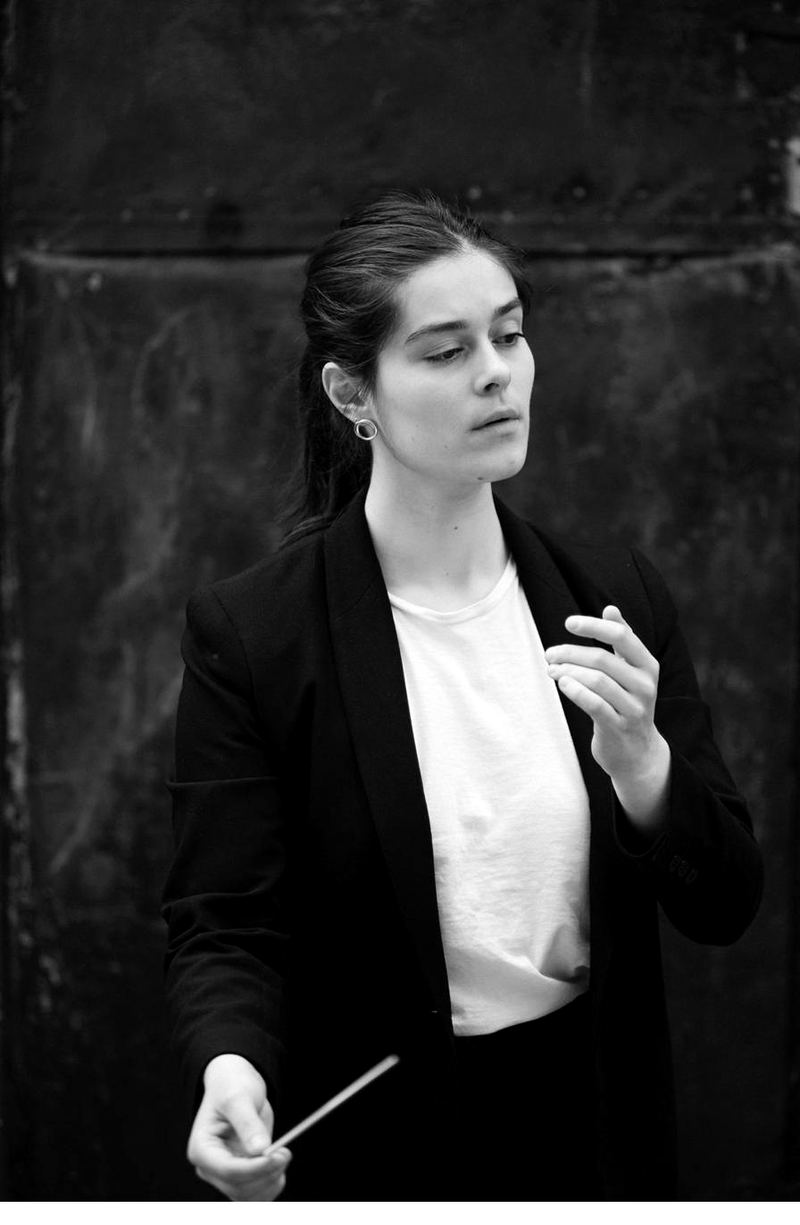 Alice Rose, baguette à la main